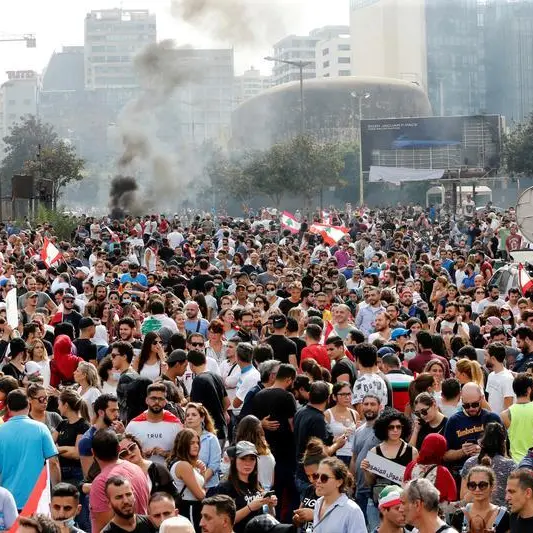 مصارف لبنان تغلق أبوابها يوم الاثنين بسبب الاحتجاجات الشعبية