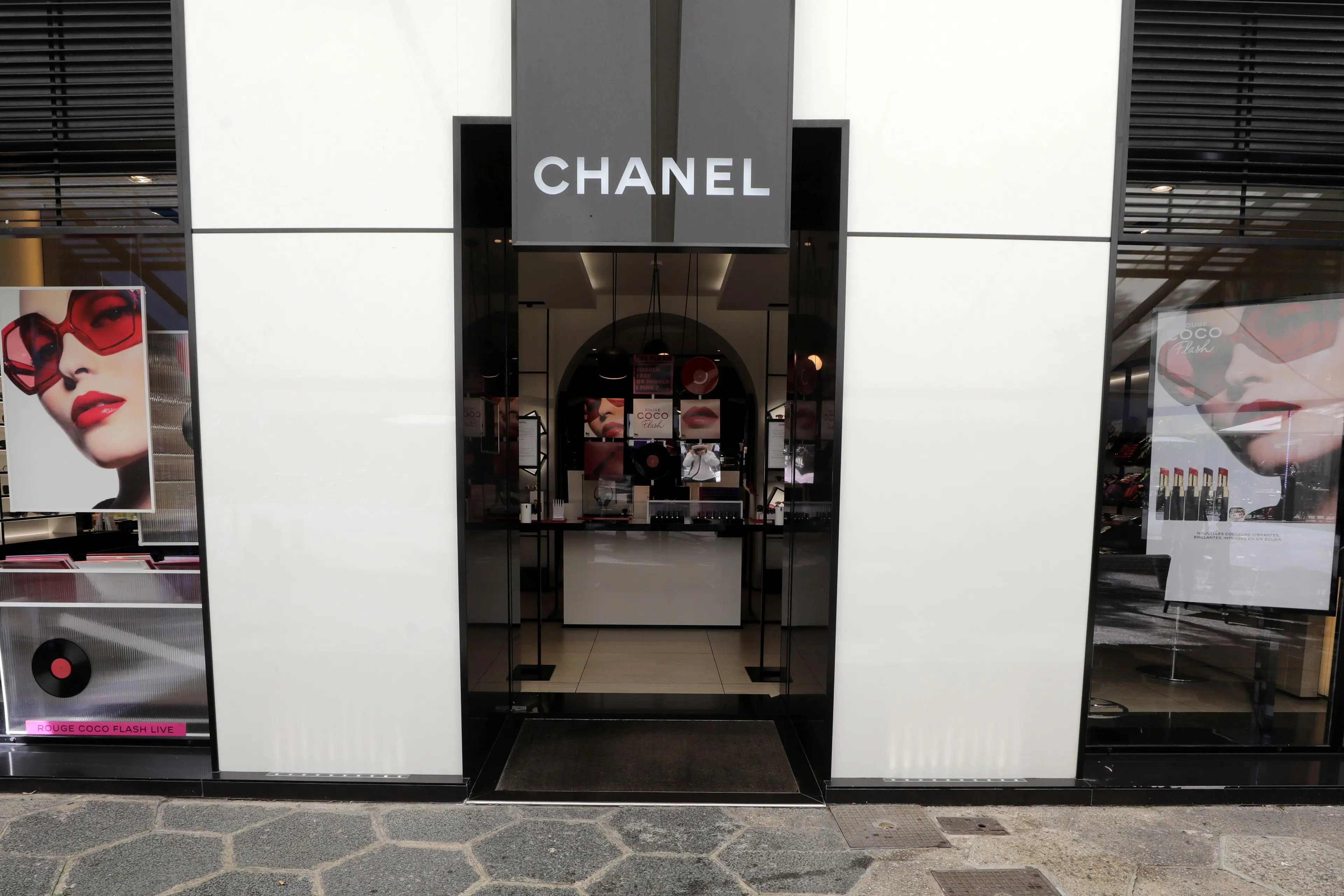 Narkoman Bygger hensynsfuld Gloomy Chanel sees virus impact on luxury sector for 18-24 months