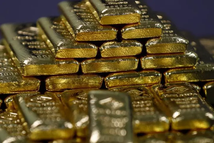 Gold slips to lowest in more than a month as trade tensions ease