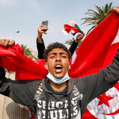 موجز زاوية: رئيس تونس ينفرد بالسلطة