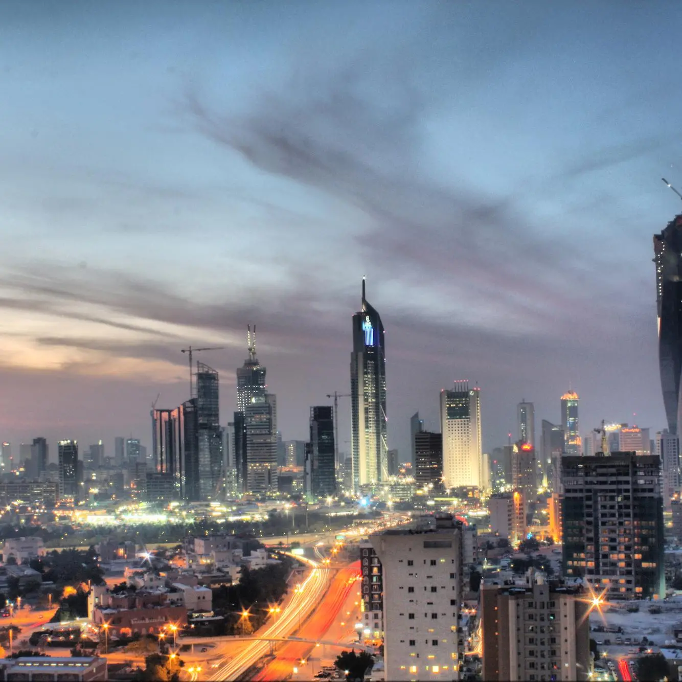 الكويت تتخذ إجراءات تقشفية مع استمرار أزمة السيولة