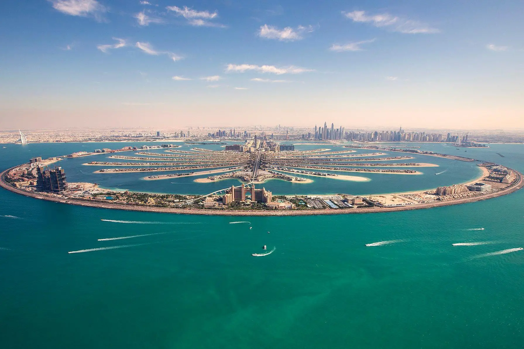 Nakheel hosts environmental awareness campaign at Palm Jumeirah, with residents joining a community clean-up, in partnership with Dubai Municipality, neighbourhood social network Hayi and environmental management company Bee\\u2019ah. \\r\\nImage courtesy Dubai Media Office Twitter handle.