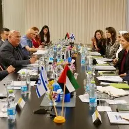 المهيري تبحث تعزيز التعاون في مجال الأمن الغذائي والمائي مع مسؤولين إسرائيليين  
