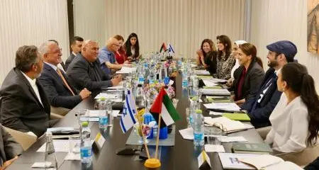 المهيري تبحث تعزيز التعاون في مجال الأمن الغذائي والمائي مع مسؤولين إسرائيليين  